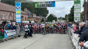 start peloton Beker van België U17 Nieuwelingen wielerwedstrijd Grote prijs Tania De Jonge Nederhasselt 2021