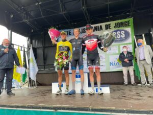 Podiumceremonie Stan Craps (Brain Olympia Tienen), Sasha Modafferi (Crabbe Toitures – CC Chevigny) en Steffen De Schuyteneer (Avia – Rudyco – Janatrans Cycling Team) in Beker van België U17 Nieuwelingen wielerwedstrijd Grote prijs Tania De Jonge Nederhasselt 2021